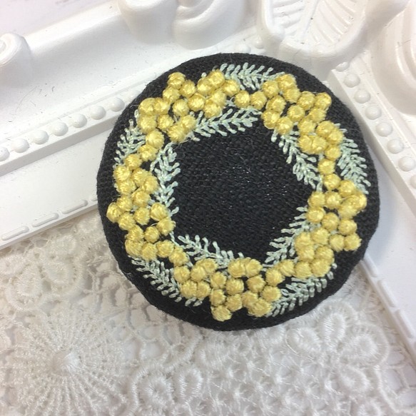 刺繍ブローチ　ミモザリース　丸40ﾐﾘ　黒リネン 1枚目の画像