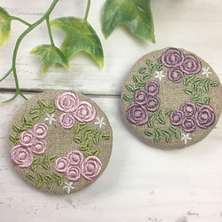 リネン　刺繍ブローチ　バラ　丸50ﾐﾘ 1枚目の画像