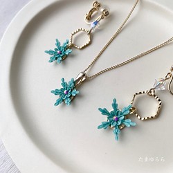 【特集掲載】冬季限定 クリスマスコフレ 雪の結晶のイヤリング・ネックレスセット　青磁色 1枚目の画像