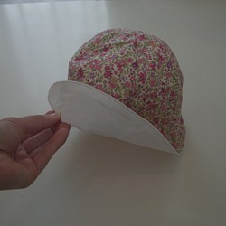 白と花柄のリバーシブル帽子46～54センチ 帽子(ベビー・キッズ) *norie