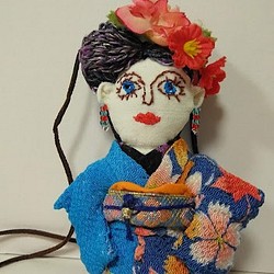 『ミス着物レディー』創作人形　プレゼント　着物　青い目　ドールチャーム　バックチャーム　オシャレなドール　青い目の外人 1枚目の画像