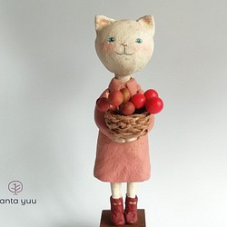 白ねこちゃんと秋のかご　ピンクのコート① 1枚目の画像