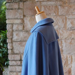 【優雅斗篷大衣】清爽優雅的淡藍色帶背軛 第1張的照片