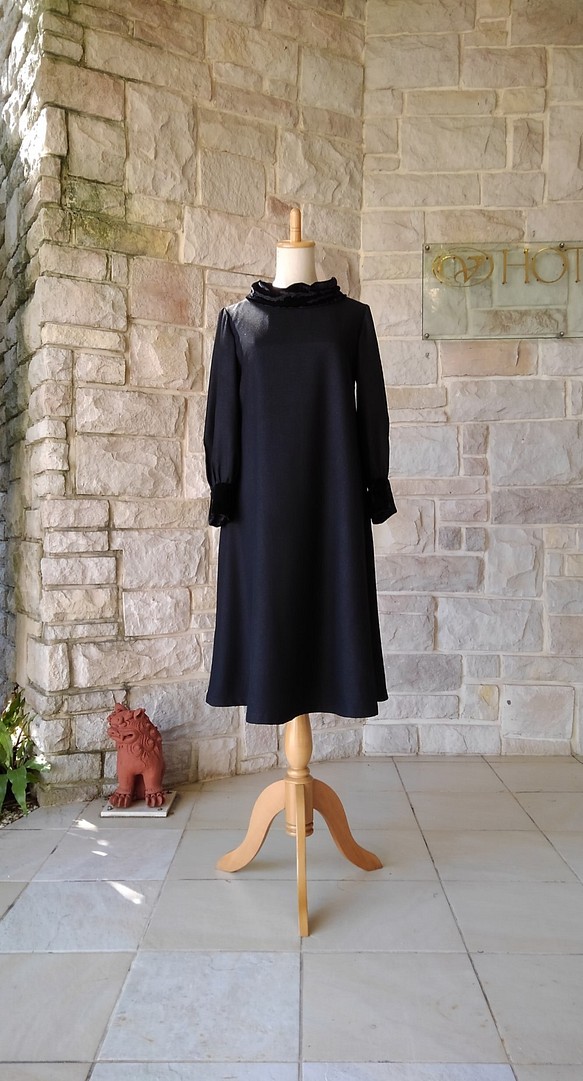（M）me腳色的黑色小禮服古典禮服八分之一袖天鵝絨 第1張的照片