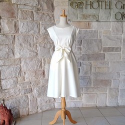 幸福的新娘的第二方禮服乳白色羊毛分開的禮服 第1張的照片