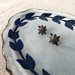 「ブロンズ釉の陶器小星イヤリング」　ブラウン　星 1枚目の画像
