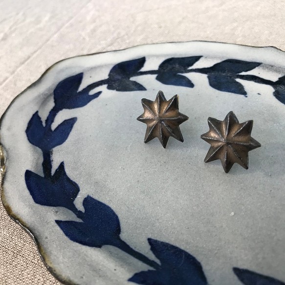 「ブロンズ釉の陶器星イヤリング」ブラウン　星 1枚目の画像