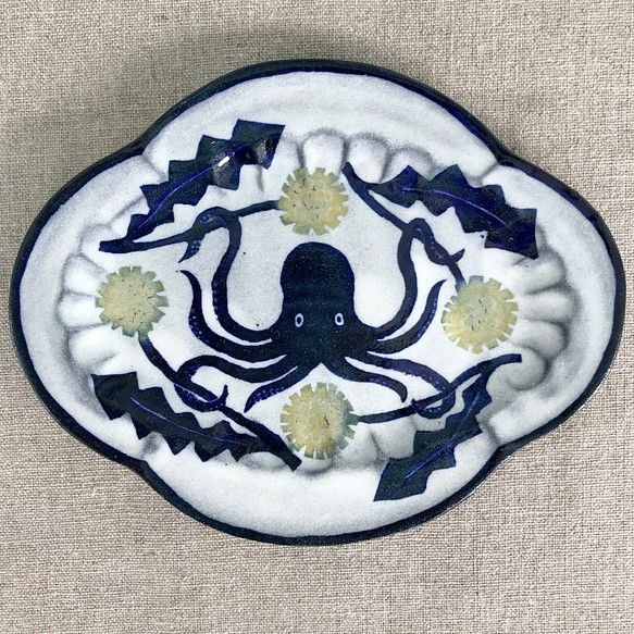 「粉引き染付皿　四つ花形　タコとたんぽぽ」ブルー　ホワイト　タンポポ　蛸　 1枚目の画像