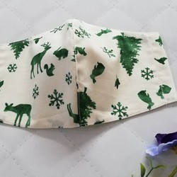【森の風景・動物たち】白地に緑の動物たち　トナカイ　シカ　ウサギ　リス　グリーン　手作りマスク　布マスク　雪の結晶 1枚目の画像