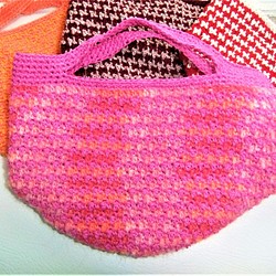 手編みのミニ☆ミニ・丸底トートバッグ（ピンク・千鳥格子） 1枚目の画像