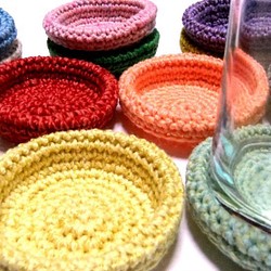 【３個】小物入れにもなる手編みのカップ型コースター（色おまかせ） 1枚目の画像