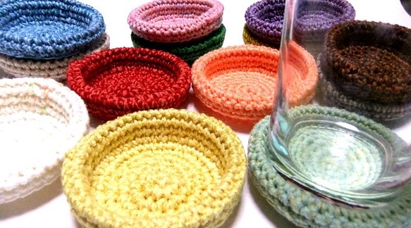 【３個】小物入れにもなる手編みのカップ型コースター（色おまかせ） 1枚目の画像