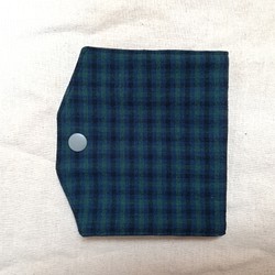 送料無料！マスクホルダー　マスクケース　仮置き　ポケット付き　チェック柄緑&黒　折り畳んでワンタッチで収納 1枚目の画像