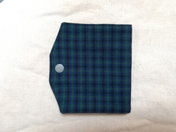 送料無料！マスクホルダー　マスクケース　仮置き　ポケット付き　チェック柄緑&黒　折り畳んでワンタッチで収納 1枚目の画像