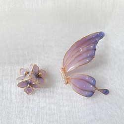 繡球花與蝶 不對稱耳環 樹脂 蝴蝶 貼耳耳環 耳夾 第1張的照片