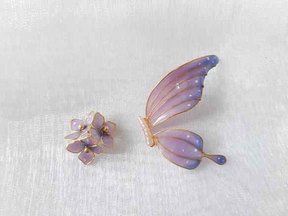 繡球花與蝶 不對稱耳環 樹脂 蝴蝶 貼耳耳環 耳夾 第1張的照片