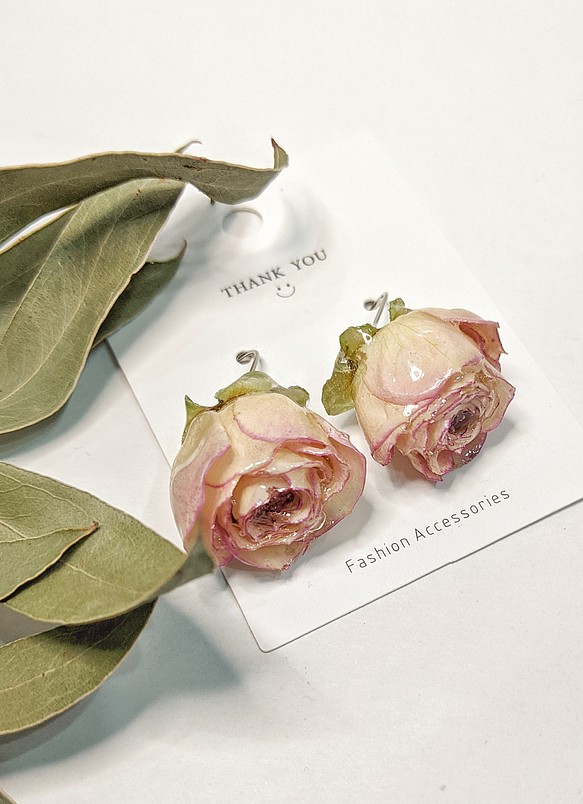 枯れないお花のアクセサリー　〜本物のお花〜バラ　ピンク　フック　ピアス　イヤリング 1枚目の画像