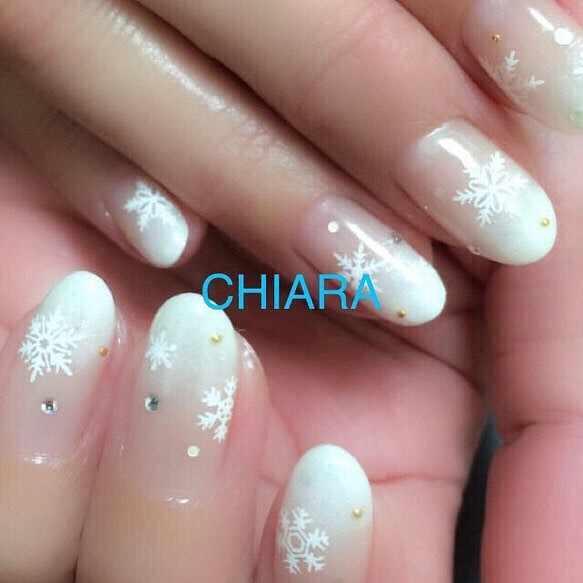 No 53 ホワイトスノーグラデーション 冬ネイル デート 普段使い ネイルチップ ネイルシール 大人ネイルチップ Chiaranails 通販 Creema クリーマ ハンドメイド 手作り クラフト作品の販売サイト