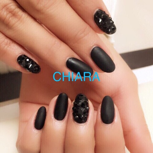 No 56 クールブラックスワロネイル マットコート スワロフスキー おしゃれ 普段使い ネイルチップ ネイルシール 大人のネイル Chiaranails 通販 Creema クリーマ ハンドメイド 手作り クラフト作品の販売サイト