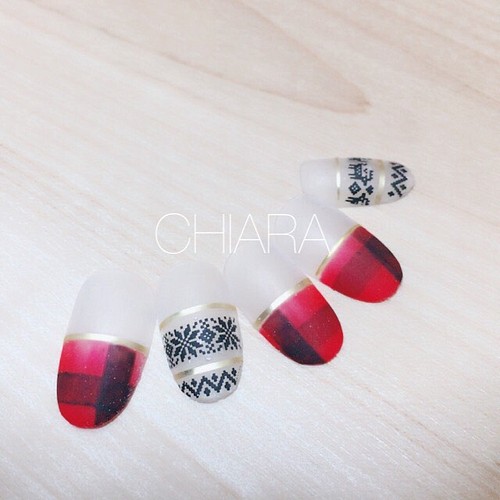 No 270 赤チェックノルディックネイル クリスマス デート お出かけ ネイルチップ ネイルシール 大人のネイル Chiaranails 通販 Creema クリーマ ハンドメイド 手作り クラフト作品の販売サイト