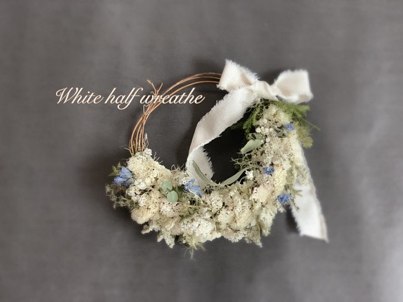 1点のみ【SALE】White half wreathe 24cm 誕生日 プチギフト スモークツリー 癒し 1枚目の画像