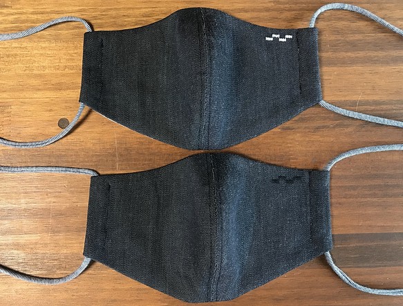 ストレッチデニム＆ピンストライプ柄のサイドポケット付き立体マスク・LLサイズ（男性向け） 刺繍色：ブラック 1枚目の画像