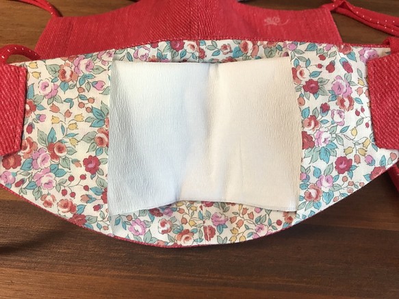 デニム＆花柄のサイドポケット付き立体マスク・Sサイズ（子供用）刺繍色：サーモンピンク 1枚目の画像