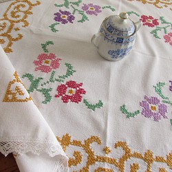 フランスの手仕事/フォークロアなお花のクロスステッチ手刺繍入り テーブルクロス  (ヴィンテージ) 1枚目の画像