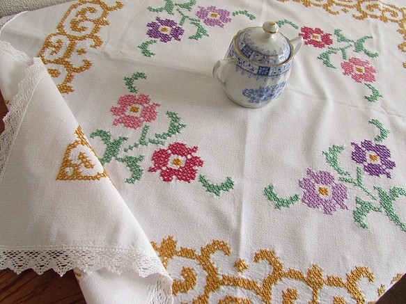 フランスの手仕事/フォークロアなお花のクロスステッチ手刺繍入り テーブルクロス  (ヴィンテージ) 1枚目の画像