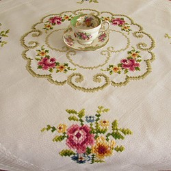 ドイツの手仕事/素敵なピンクローズの手刺繍入り テーブルクロス （ヴィンテージ・バラ） 1枚目の画像