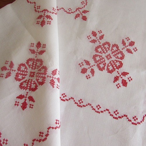 アンティークフランス 赤糸刺繍トレイクロス クレッセント 小花 艶やかな縮緬風不均一な太さの糸は中太程度かと