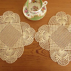 ドイツの手仕事/ベージュ色の糸で丁寧に編まれたドイリー２枚　(手編み・未使用・ヴィンテージ・手芸素材） 1枚目の画像