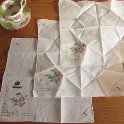 ドイツの手仕事/可愛いお花の手刺繍入りハンカチ ３枚 リメイク生地 (未使用品・ヴィンテージ) 1枚目の画像