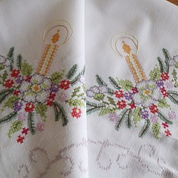ドイツの手仕事☆クリスマス☆ほっこりキャンドルリースの素敵な手刺繍 テーブルクロス  (ヴィンテージ インテリア) 1枚目の画像