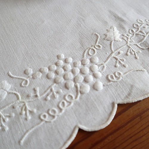 ポルトガルの手仕事/マデイラ刺繍 リネン生地に葡萄の白糸手刺繍