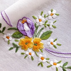 ドイツの手仕事/紫のチューリップや愛らしい小花の手刺繍 テーブルクロス 1枚目の画像