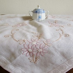 ドイツの手仕事/素敵なお花の シャドウワーク手刺繍のテーブルクロス 1枚目の画像