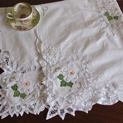ドイツの手仕事/可愛らし白いお花のアップリケ手刺繍とレース テーブルクロス 1枚目の画像