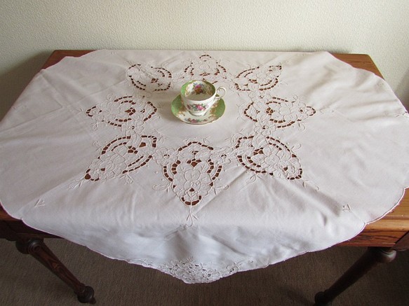 フランスの手仕事/お花のカットワーク刺繍 テーブルクロス (ヴィンテージ リメイク素材） 1枚目の画像