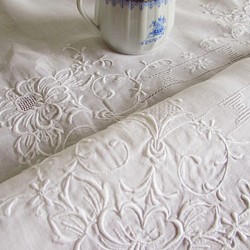 フランスの手仕事/立体的なお花の白糸手刺繍 テーブルクロス (ヴィンテージ) 1枚目の画像