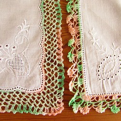 フランスの手仕事/ピンクとミントグリーンの混色糸で編まれた手編みレースハンカチ ２枚 (ヴィンテージ) 1枚目の画像