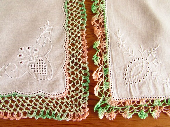 フランスの手仕事/ピンクとミントグリーンの混色糸で編まれた手編みレースハンカチ ２枚 (ヴィンテージ) 1枚目の画像