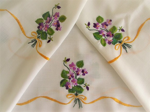 アンティーク ウクライナ 薔薇と菫と百合ブルーリボンの花束 手刺繍