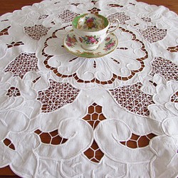 フランスのヴィンテージ/素敵なお花のカットワーク刺繍 テーブルマット (リメイク素材) 1枚目の画像