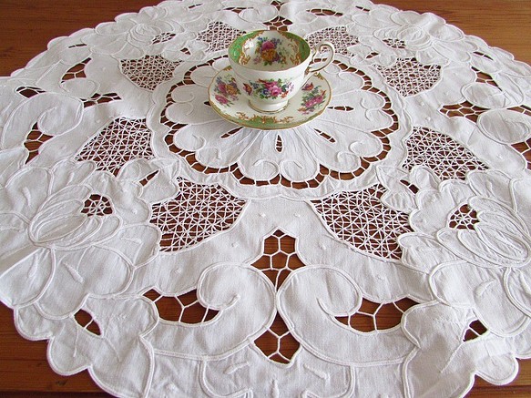 フランスのヴィンテージ/素敵なお花のカットワーク刺繍 テーブルマット (リメイク素材) 1枚目の画像