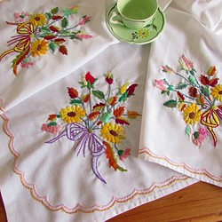 フランスの手仕事/色とりどりのお花のブーケ 手刺繍入り テーブルクロス (ヴィンテージ) 1枚目の画像
