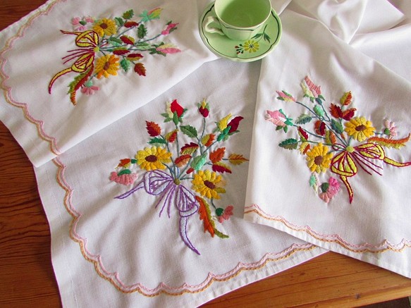 フランスの手仕事/色とりどりのお花のブーケ 手刺繍入り テーブルクロス (ヴィンテージ) 1枚目の画像