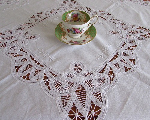 フランスの手仕事/華やかなバテンレースと白糸刺繍のテーブルクロス