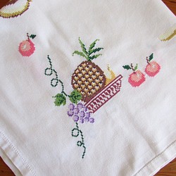 ドイツの手仕事/バナナや葡萄・パイナップルなど可愛いフルーツの手刺繍 テーブルクロス (ヴィンテージ・果物) 1枚目の画像