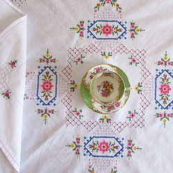 フランスの手仕事/細やかなピンクのお花の手刺繍入りテーブルクロス　(ヴィンテージ) 1枚目の画像